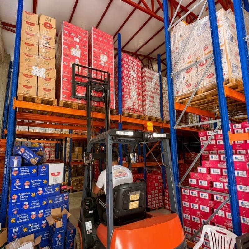 ENTAM Merkez Depo'da forklift kullanan ENTAM çalışanı